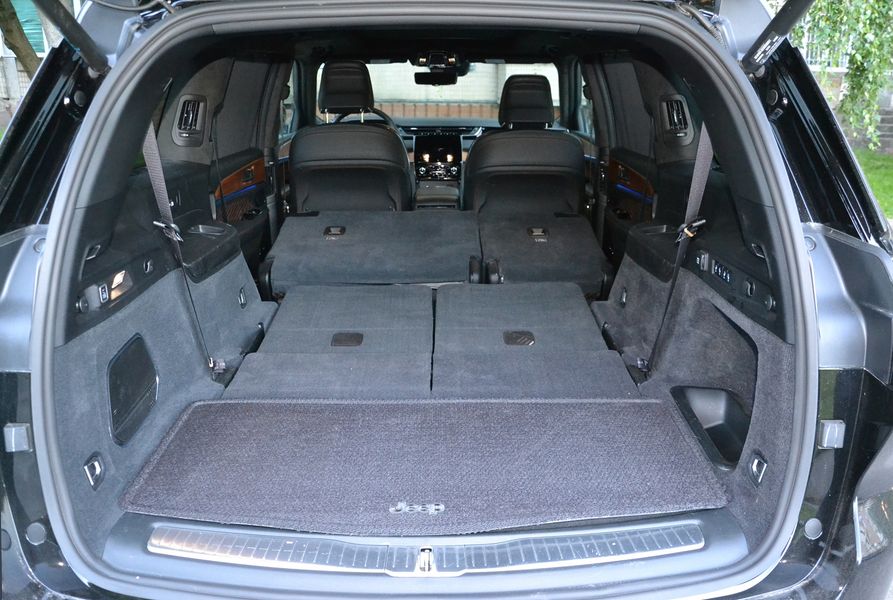 Со сложенными задними креслами образуется огромный 2395-литровый отсек