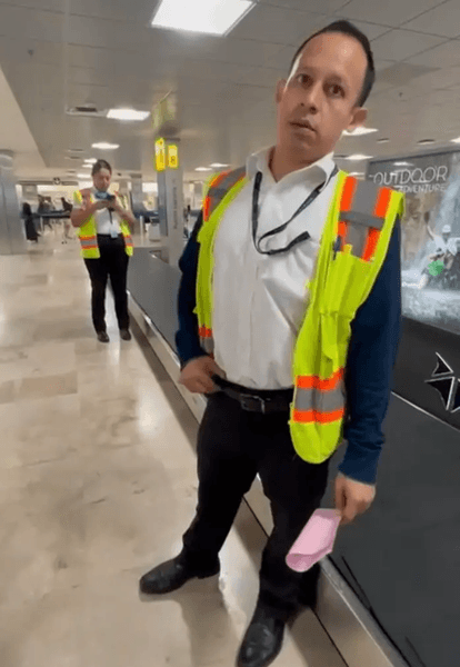 Женщину сняли с рейса, Джоанна Чиу, пассажирка, WestJet, авиакомпания, часто ходила в туалет, проблемы с желудком, полет