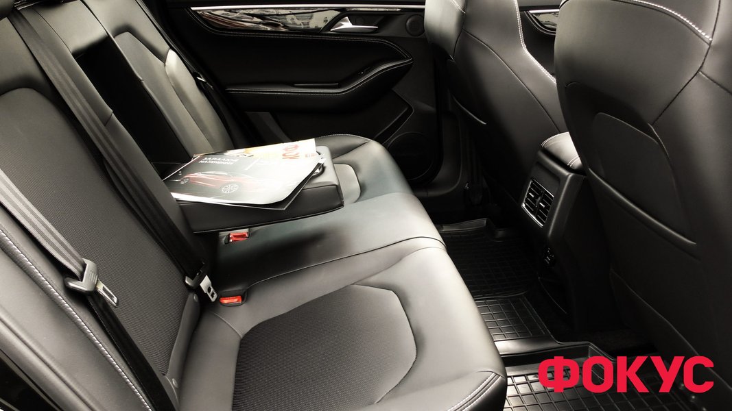 Простір на другому ряду забезпечує велика база 2760 мм