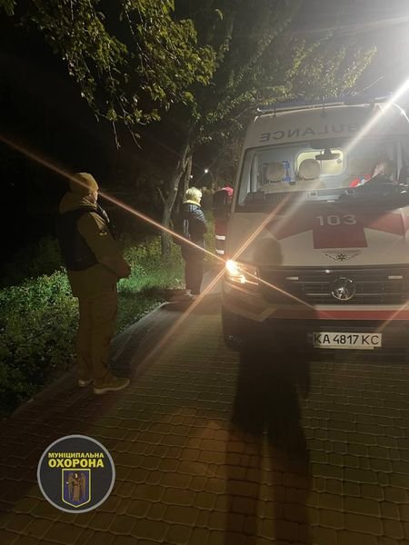 рыболовный крючок, крючок в голове, скорая помощь, медики, госпитализация