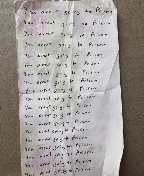 Власник ресторану помітив дивну записку в банці для чайових