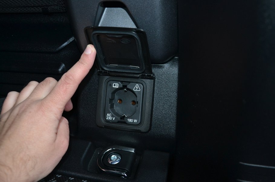 В багажнике есть полноценная розетка