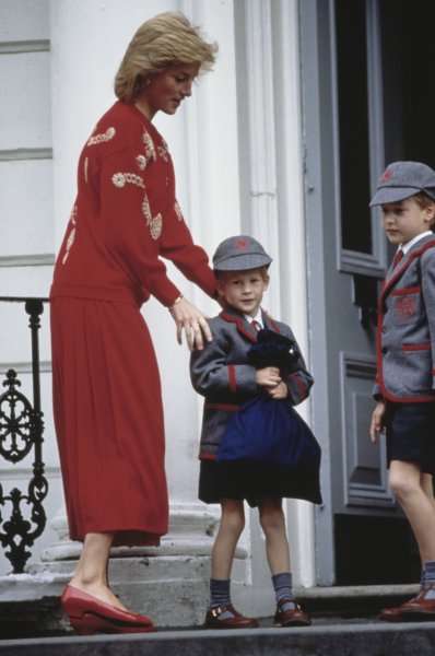 Хари училище Първият училищен звънец на принц Хари