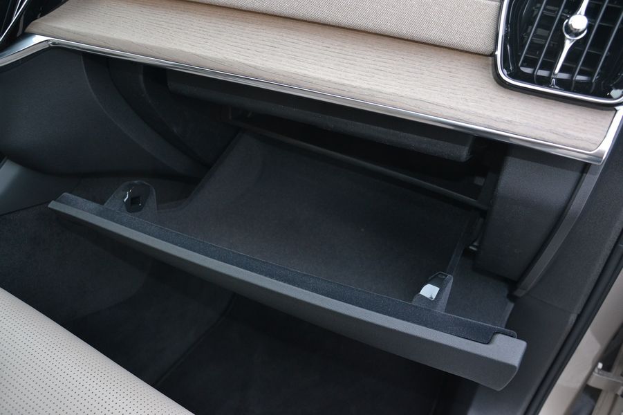 бардачок Volvo XC90, новий Volvo XC90, кросовер Volvo, Volvo XC90 2025, гібрид Volvo XC90