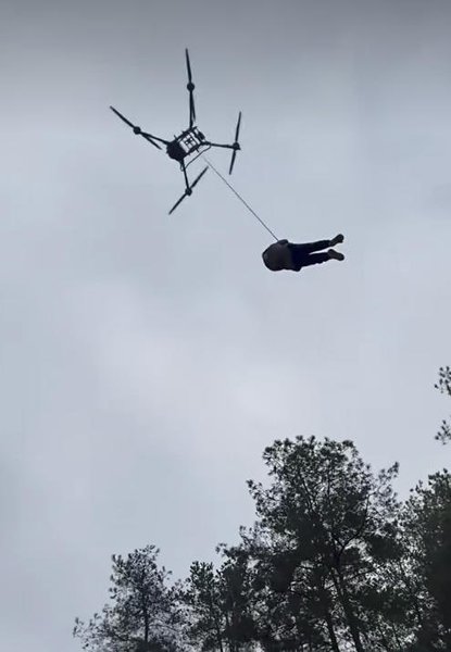 Людина літає на дроні DJI