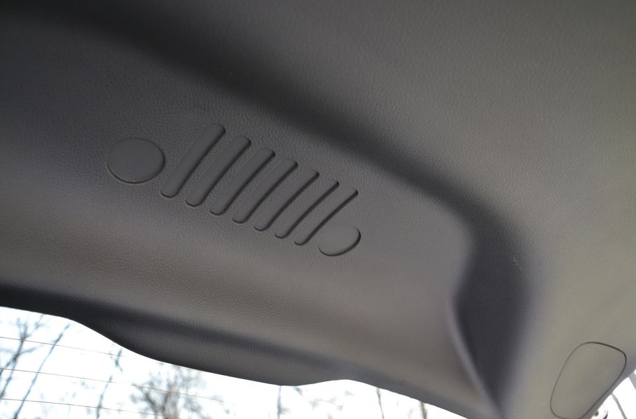 На двери багажника изображена решетка радиатора Jeep