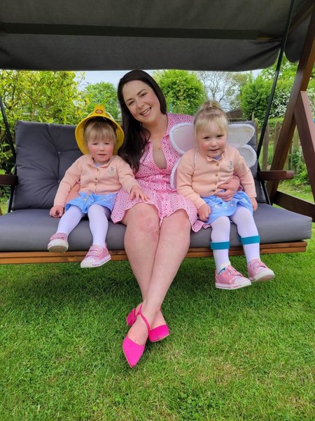 Мама з дітьми, мама з доньками, сім'я, діти, дівчатка, мама, народилися разом, завагітніла двічі, сестри