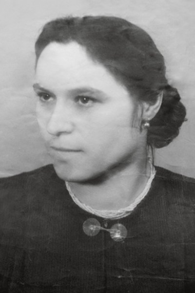 

Героиня. Фатма, главная героиня романа "Ветерок из Алушты", депортированная на Урал в 1944-м. Узбекистан, 1960 год
