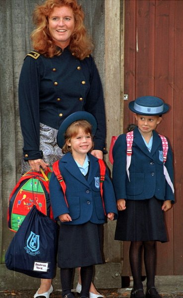 Принцеса Беатрис на първия си учебен ден, придружена от принцеса Юджини и майка им Сара Фъргюсън