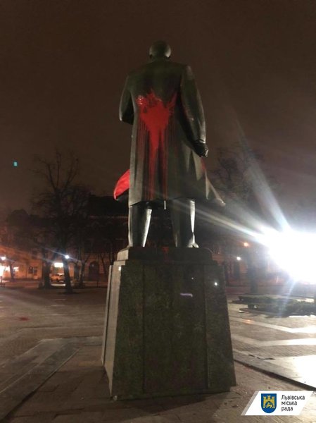 пам&#39;ятник Бандері, фарба, вандали