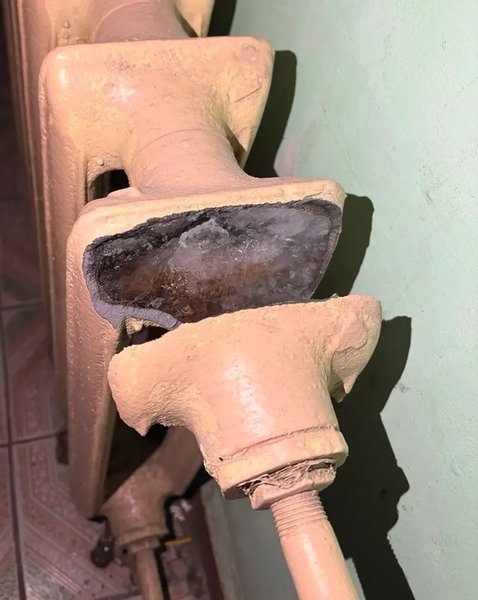 У киян в будинку лопнула батарея через лід