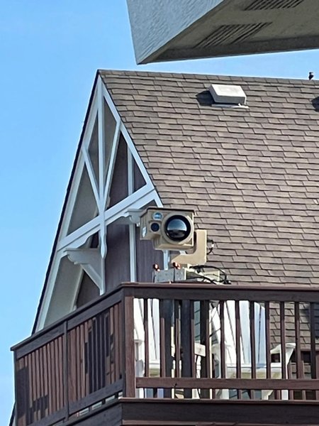 Женщина заметила камеру соседа направленную на свой дом