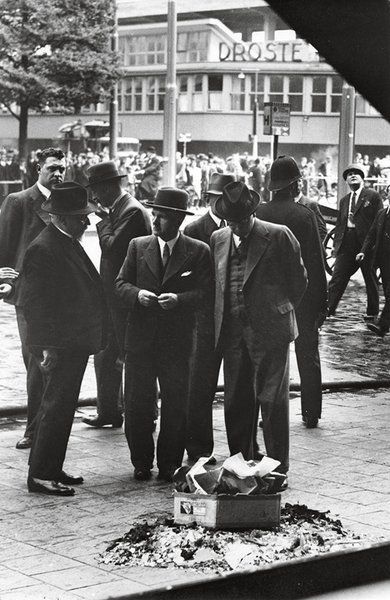 

ПЕРВЫЕ ВЕРСИИ. В результате взрыва пострадали несколько прохожих, в том числе музыкант, позже заявивший, что это его собирались убить
