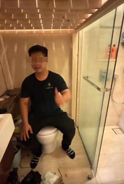 Чоловік переробив вбиральню на крихітну квартиру, невелике житло, ліжко в туалеті, ліжко над унітазом, компактний простір