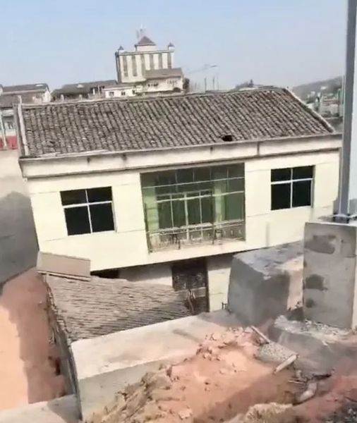 Будинок посеред магістралі, житло, помешкання, цікаві історії, переселення, дивні випадки з життя, Китай