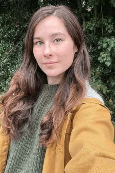 Дівчина рік не користувалася шампунем, здорове волосся, догляд за волоссям, натуральний догляд за волоссям, відмова від шампуню