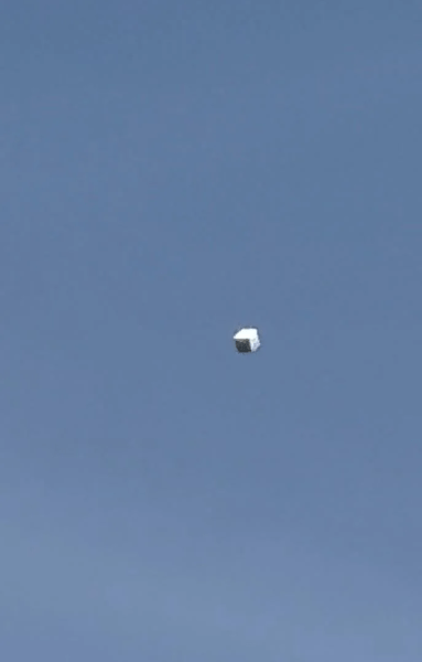 Бял куб в небето, НЛО, Светлина в небето, стълб от светлина в небето, необичайно сияние, светлината изчезна безследно, НЛО, огромен куб в небето, балон с горещ въздух,