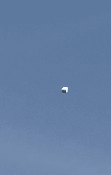 Світло в небі, стовп світла в небі, незвичайне сяйво, світло безслідно зникло, НЛО, величезний куб у небі, повітряна куля,