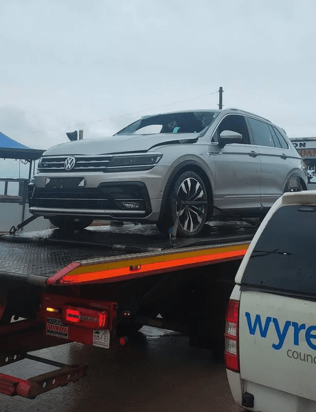 Внедорожник в море, машина утонула, внедорожник, без пассажиров внутри, береговая охрана, спасательная операция, унесло в море, прилив