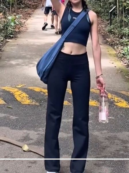 Туристки побачили на дорозі живу змію, коли позували для фото, дивна історія у Сінгапурі, приколи, курйози