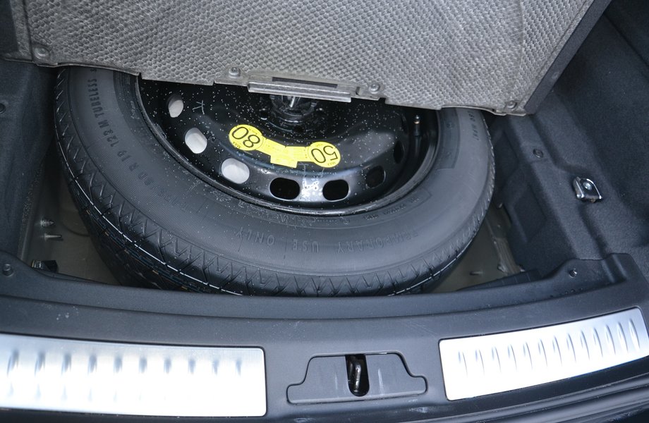 Під підлогою встановлена запаска-докатка