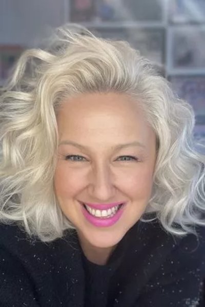 Женщина уверена, что она целительница, волшебница, исцеляет болезни, помолодела на 10 лет, секрет долголетия, красота,