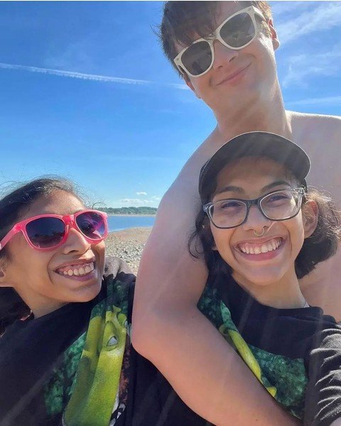 Сиамские близнецы, сестры, девушки, парень