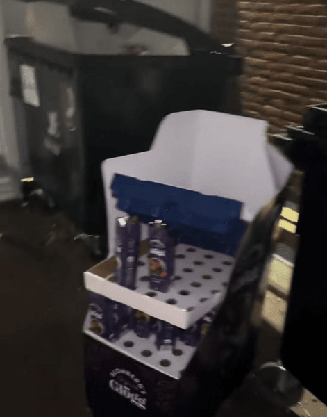 Сладости и продукты, выброшенные супермаркетом в Дании