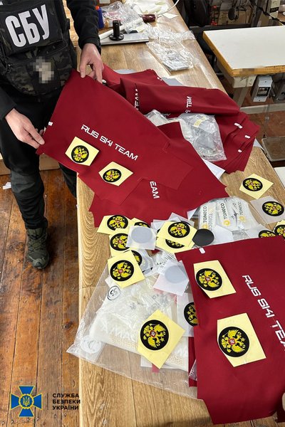 На закарпатской фабрике шили одежду для сборной РФ