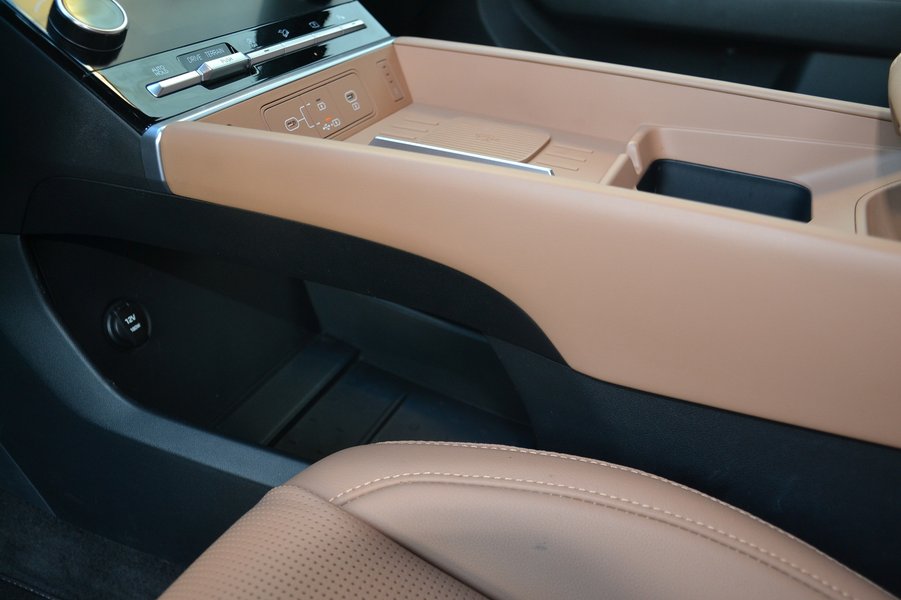 Дворівнева центральна консоль має нішу для сумки