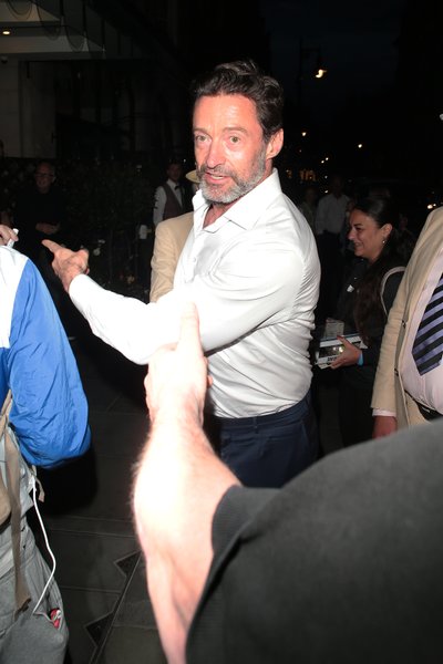 Хью Джекман сходил на свидание с загадочной незнакомкой