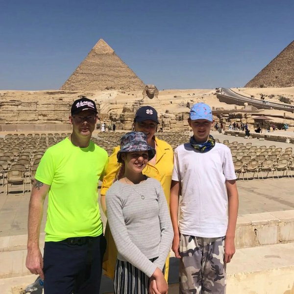 Семья путешествует по миру, семья, "утопавшая в долгах", семья продала дом, цифровые кочевники, семья продала ценные вещи, семья работает онлайн