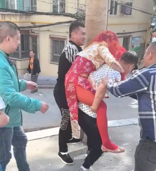 Невесту привязали к столбу, Китай, свадьба