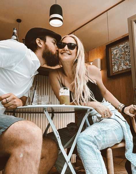 Кейт Хадсон, Дэнни Фудзикава, кафе