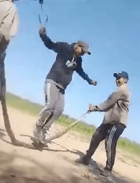 Чоловіки використовували змію як скакалку, вірусне відео, стрибали через змію, жорстоке поводження з тваринами, змія,