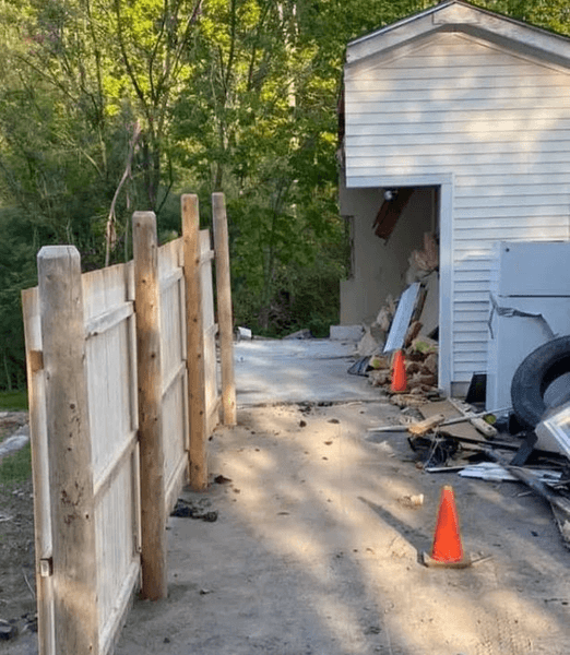 Гараж, здание, распил гараж, разрушенный гараж, ссора, скандал, территория, граница, соседи,