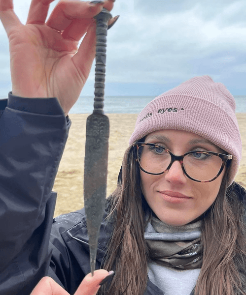 Стародавній 2500-річний кинджал, стародавній артефакт, артефакт прикрашений півмісяцями, клинок, знахідка на пляжі, історична знахідка, 2500-річний кинджал, сонячний культ