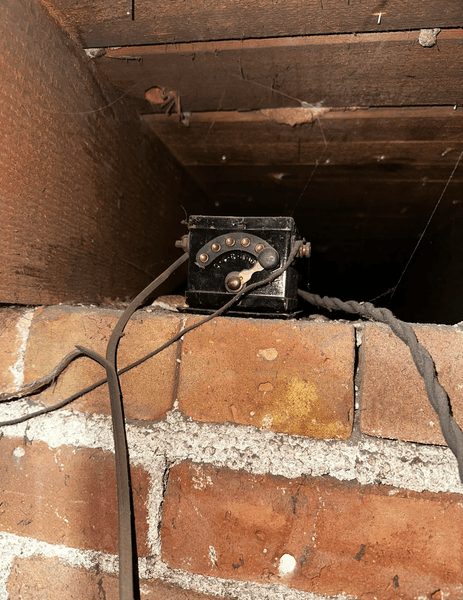 Чорна скринька в підвалі, незвичайна знахідка, під підлогою будинку, цегляна кладка, електричний трансформатор, радіо, проводка