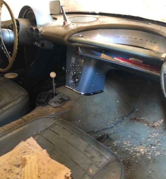 салон Chevrolet Corvette 1959, Chevrolet Corvette, спорткар Chevrolet, брошенные авто, Chevrolet Corvette 1959