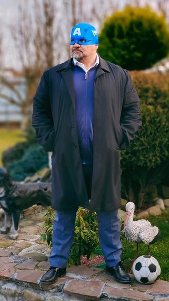 Василий Вирастюк в маске Капитана Америки