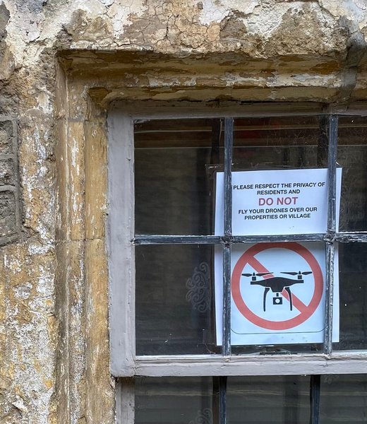 касл комб туристы, дроны, самая красивая деревня англии