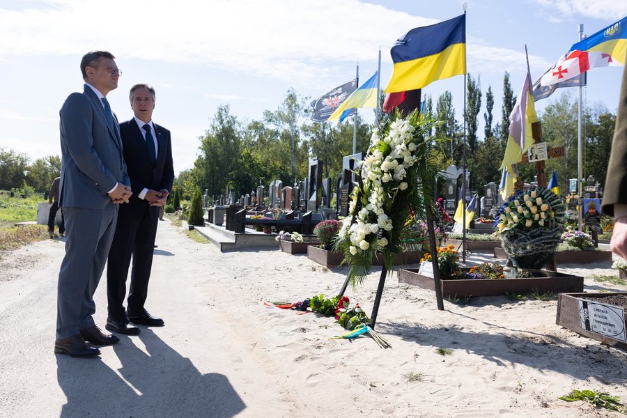 Визит Блинкена в Киев: посетил Берковецкое кладбище