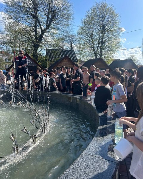 Инспектор разгонял детей возле фонтана в Калуше с помощью пистолета