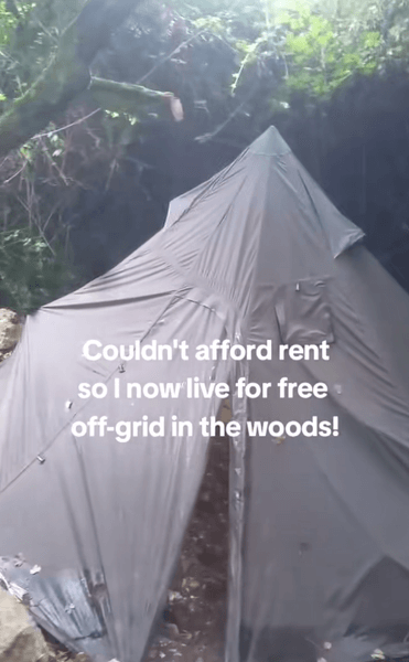 Чоловік живе в лісі