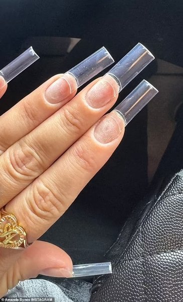 Аманда Байнс, ногти