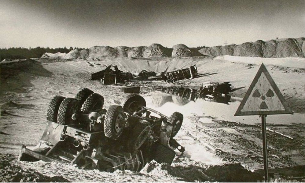 Могильник возле села Бурановка с захороненной техникой. На переднем плане — один из КрАЗов, участвовавших в ликвидации аварии