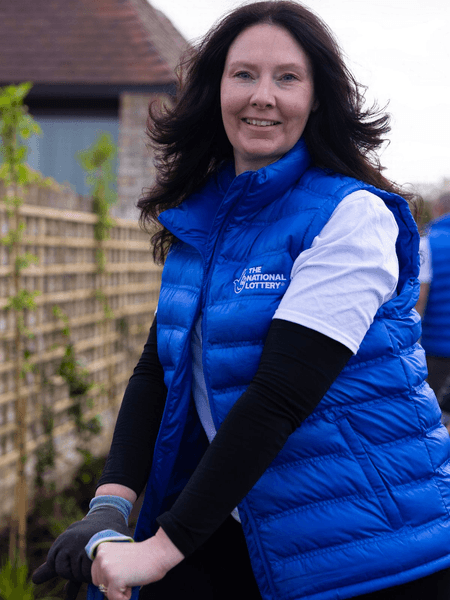 Женщина выиграла в лотерею, сорвала джекпот, покупает товары по скидке, выгодное вложение, стала миллионером, победа в лотерее