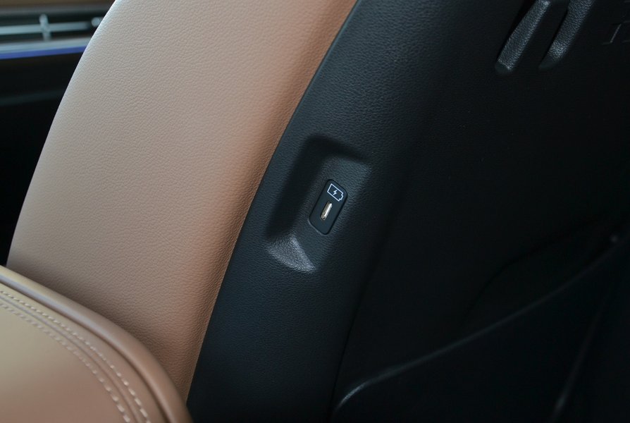 USB-порти встановили в спинках  передніх крісел