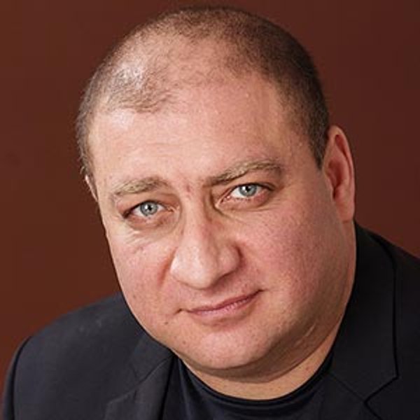 
Генрих Микаэлян
И.о. директора "Массандры" уверен, что вина, произведенные на материке, не будут уступать по качеству крымским
