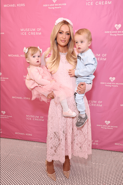 Періс Гілтон з дітьми